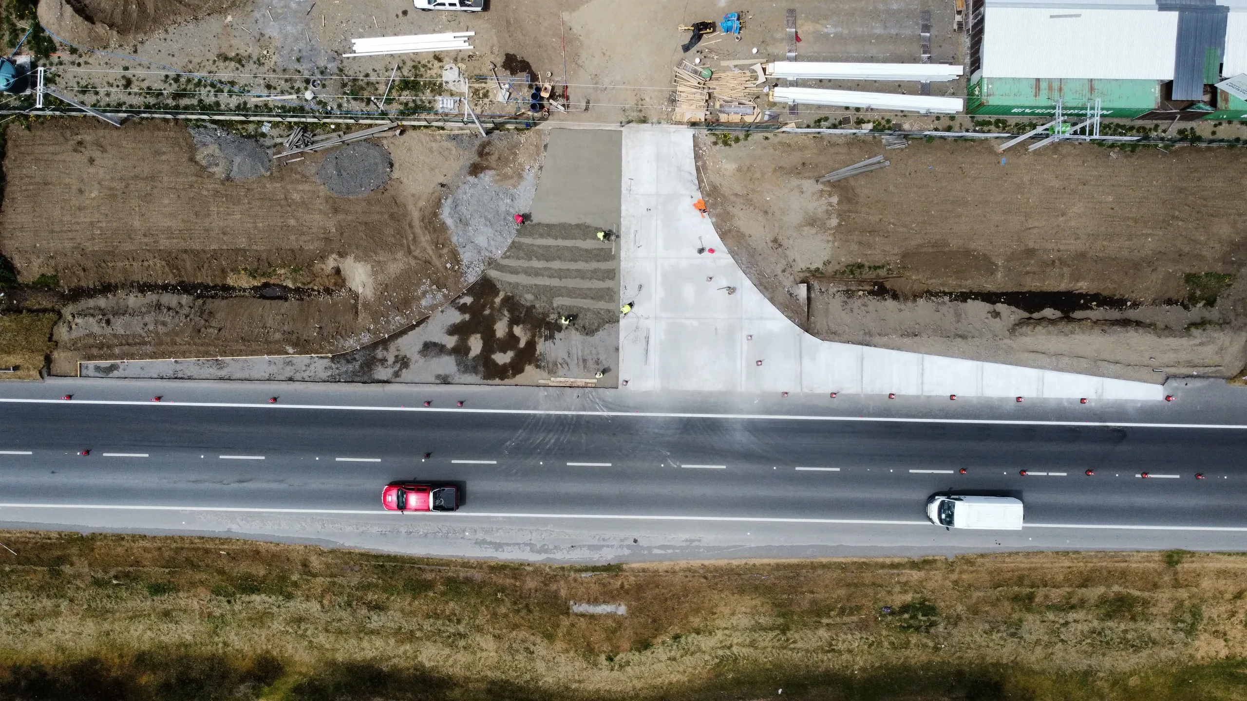 Vista aérea de un acceso vial ejecutado por SG Constructora y conectado a un camino público