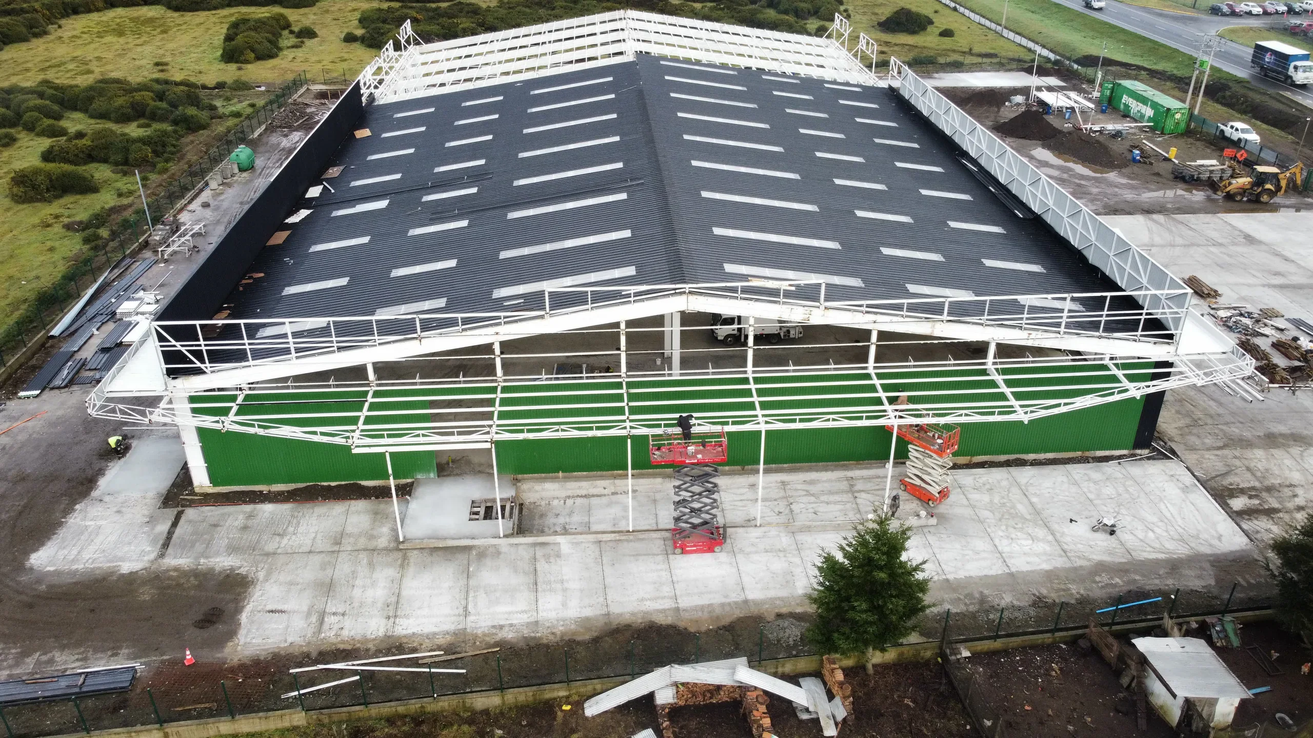 Vista aérea frontal de una estructura industrial en ejecución