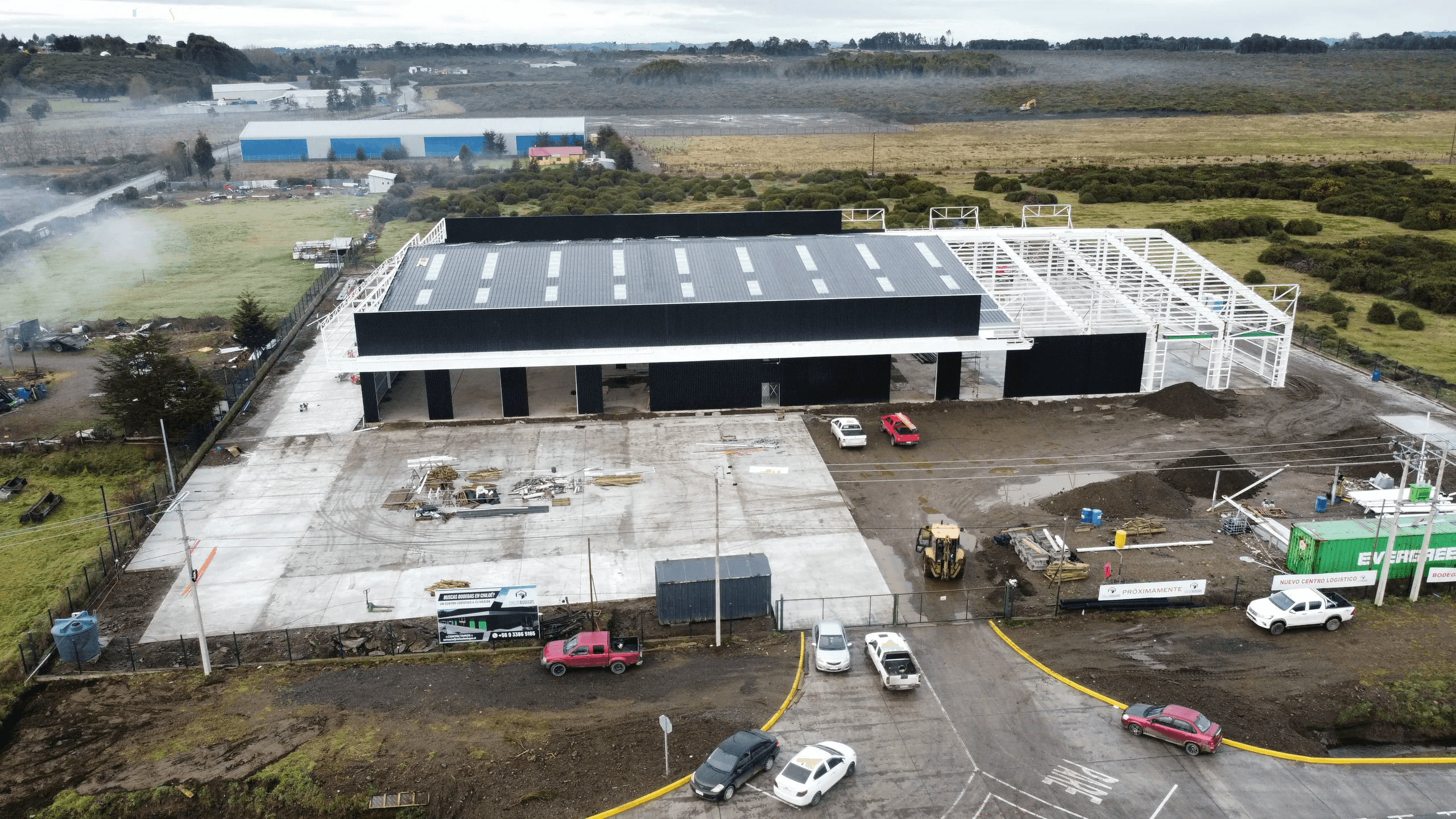 Galpón industrial en construcción visto desde el aire