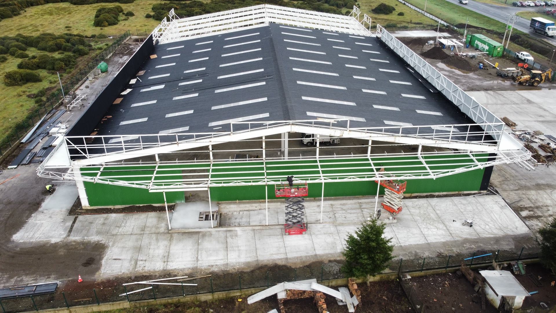Vista aérea de la ejecución de un galpón industrial en la Región de Los Lagos