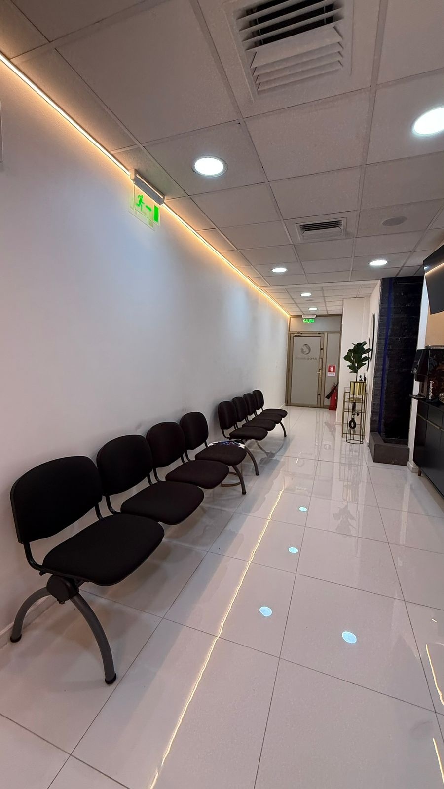 Terminaciones interiores de un espacio comercial, imagen 3 de 3