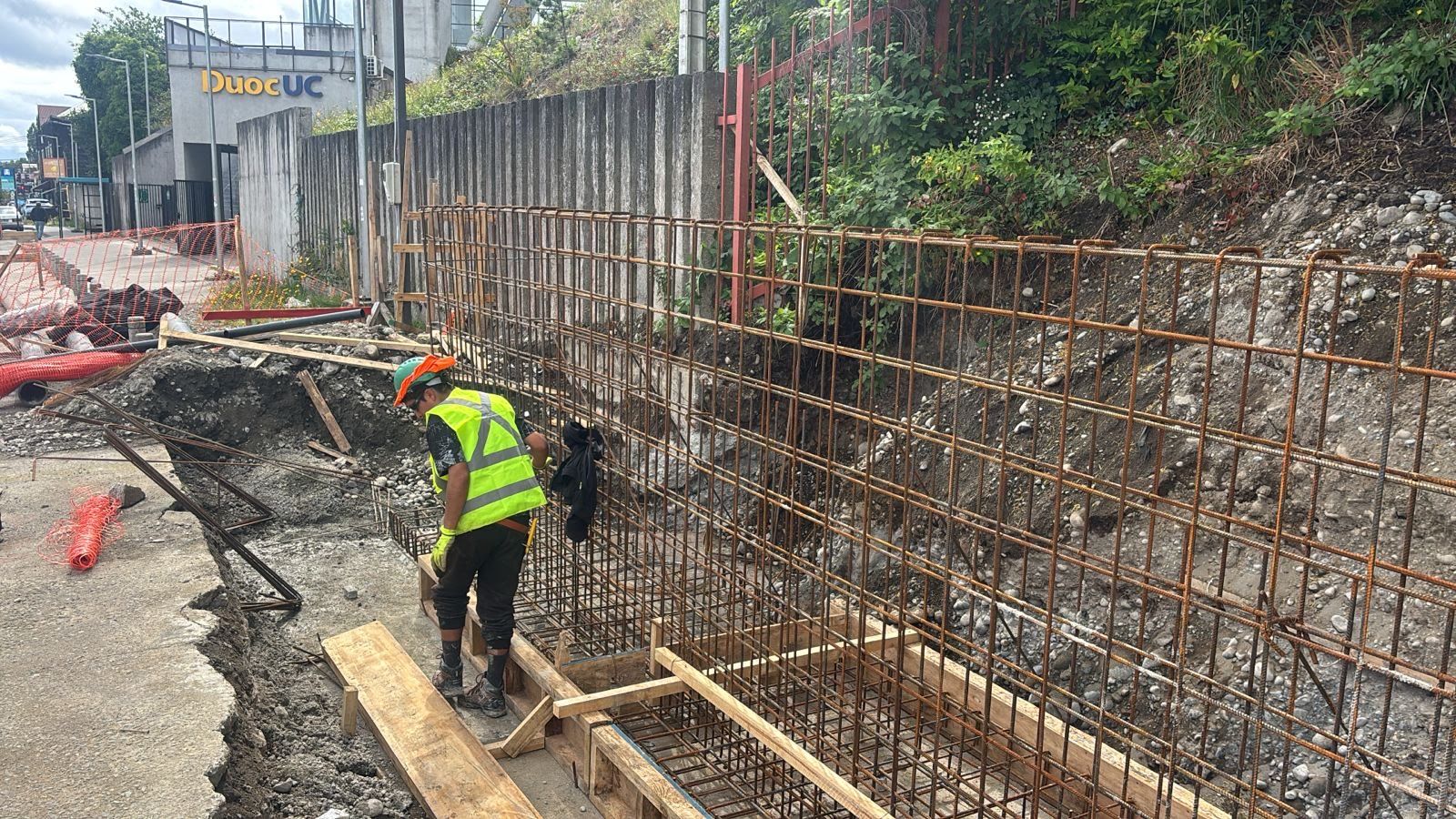 Equipo ejecutando una obra civil urbana en la Región de Los Lagos