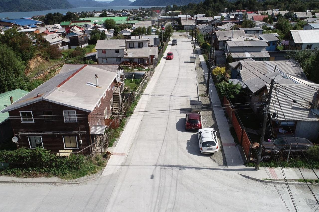 Vista aérea de una calle urbana ejecutada entre viviendas del sur de Chile