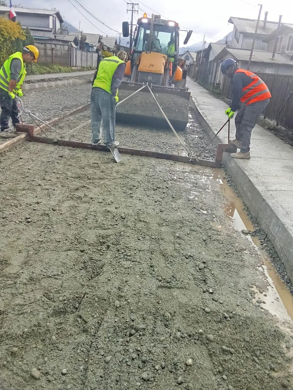 Trabajadores ejecutando labores viales en terreno